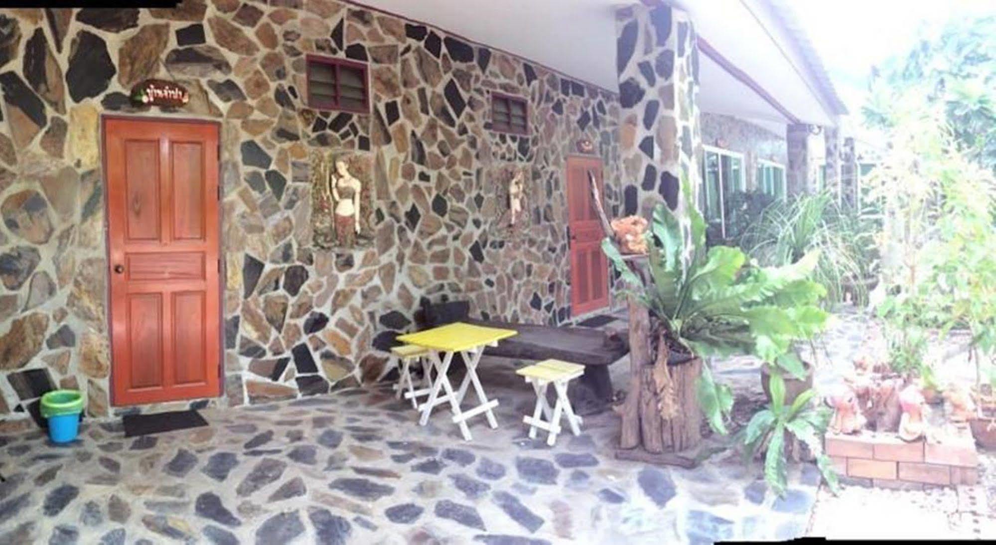 Punpisa Resort Sam Chuk エクステリア 写真
