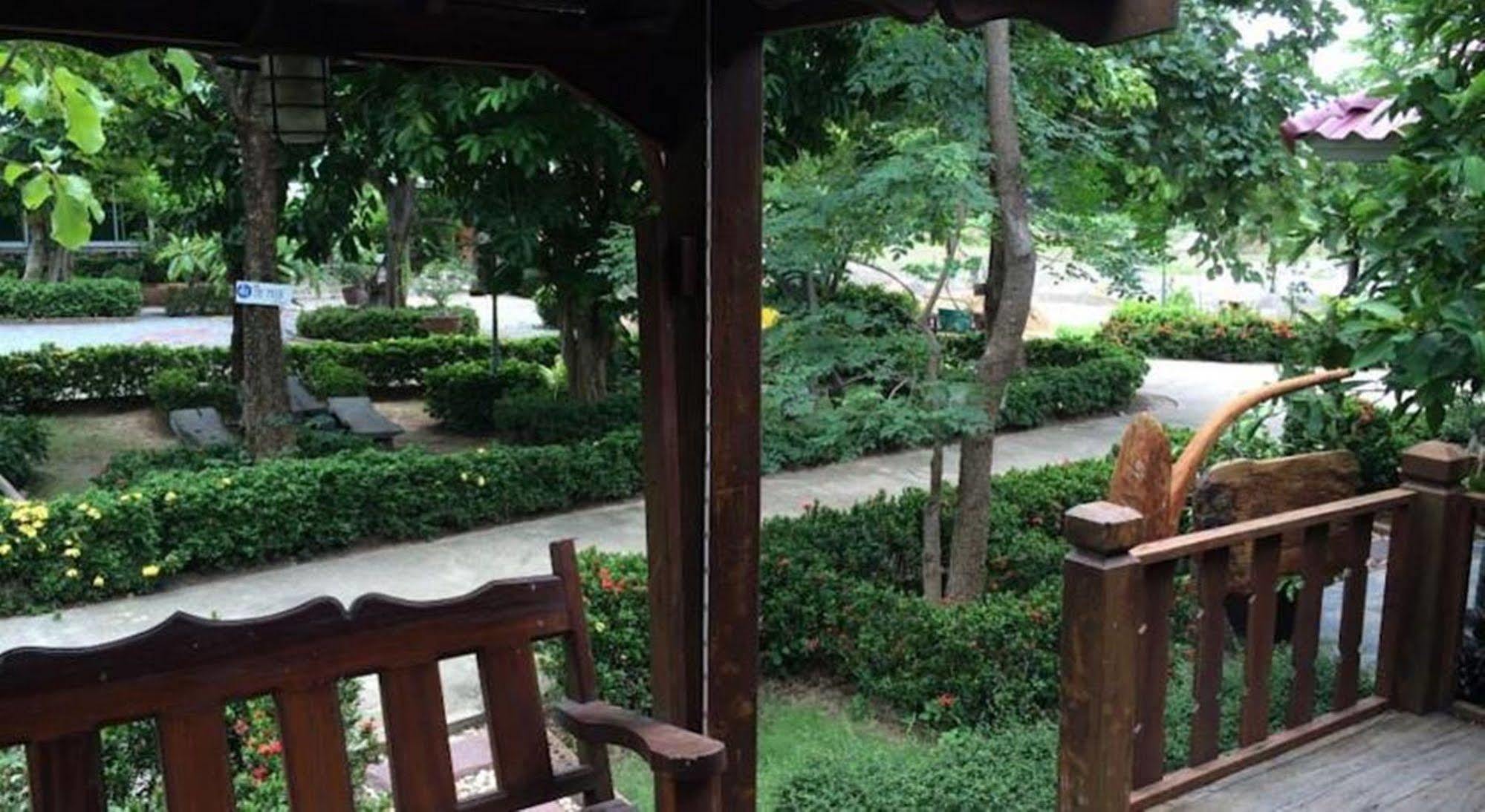 Punpisa Resort Sam Chuk エクステリア 写真